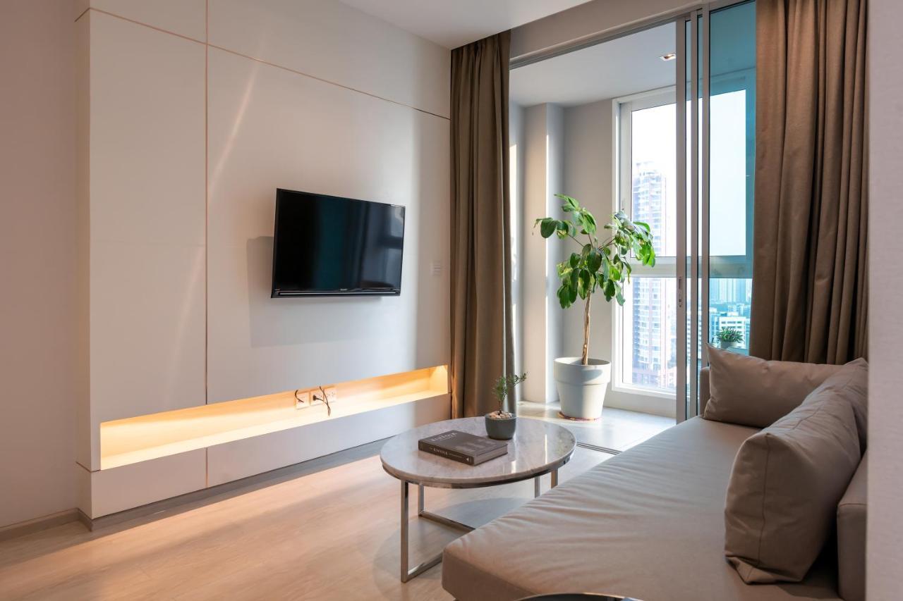 Jasmine 59 Hotel Bangkok Zewnętrze zdjęcie A living room in a serviced apartment in Hong Kong