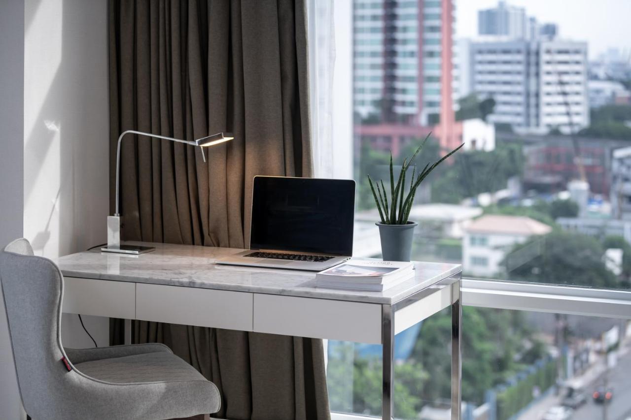 Jasmine 59 Hotel Bangkok Zewnętrze zdjęcie A modern desk lamp