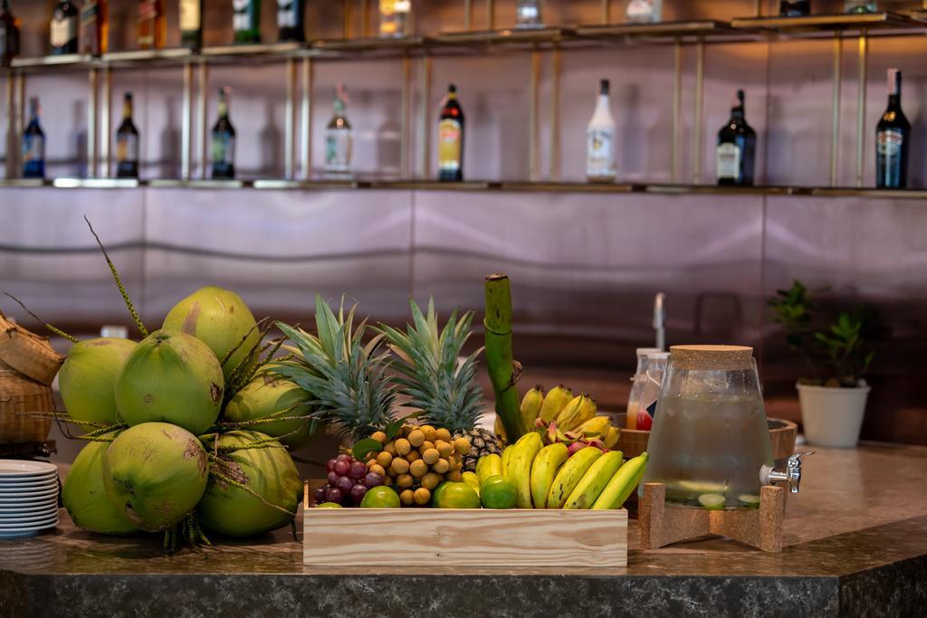 Jasmine 59 Hotel Bangkok Zewnętrze zdjęcie Fruit at a bar