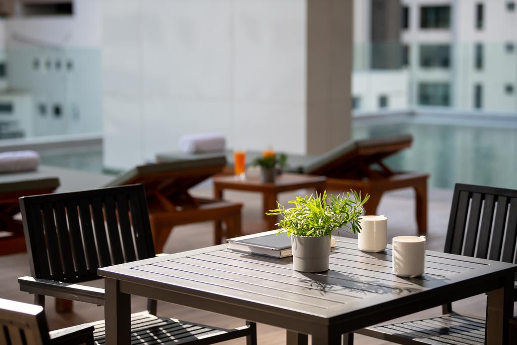 Jasmine 59 Hotel Bangkok Zewnętrze zdjęcie A table and chairs