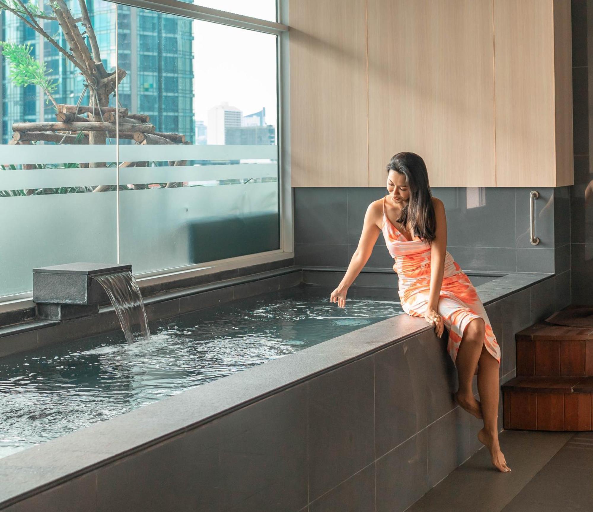 Jasmine 59 Hotel Bangkok Zewnętrze zdjęcie A woman in a modern onsen