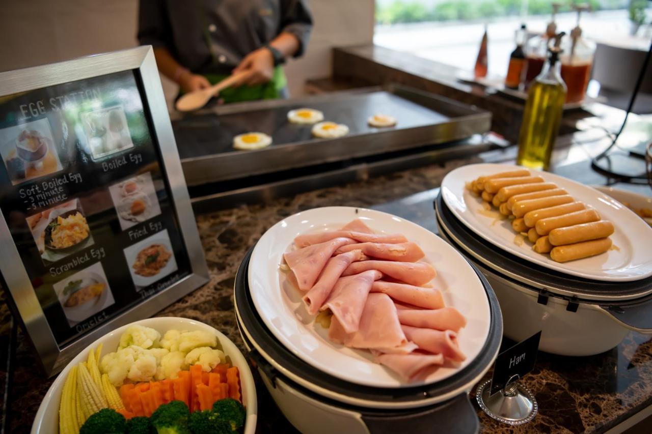 Jasmine 59 Hotel Bangkok Zewnętrze zdjęcie A chef cooking